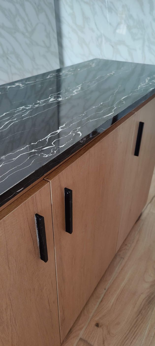 Mueble con tope de piedra y frentes en panel