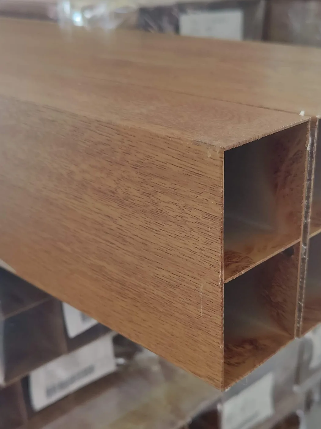 Perfil 2x4 de aluminio color madera roble