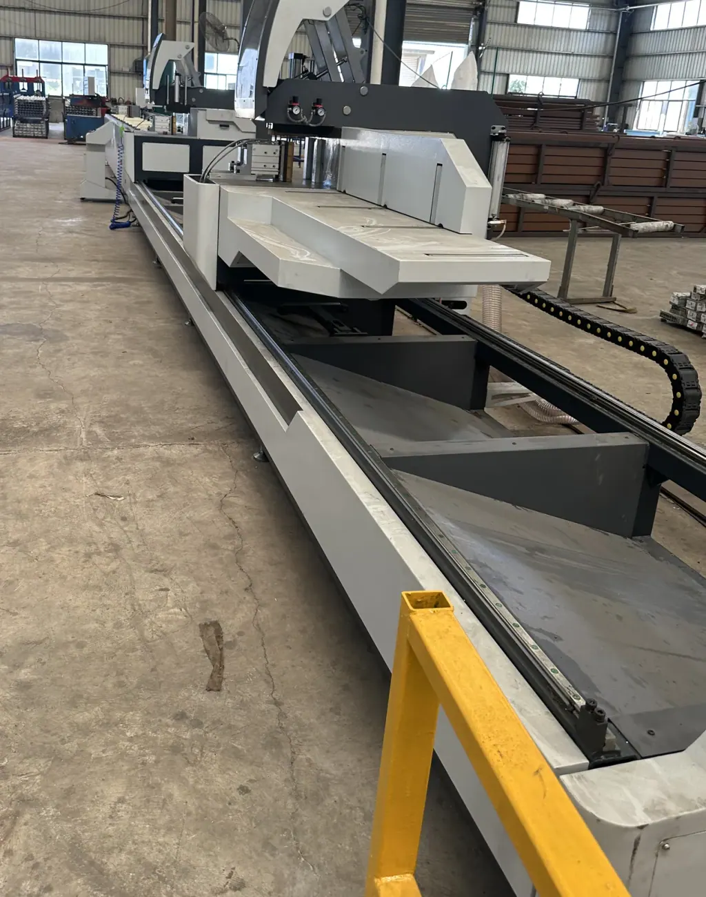Centro de corte CNC para perfiles de aluminio a la medida