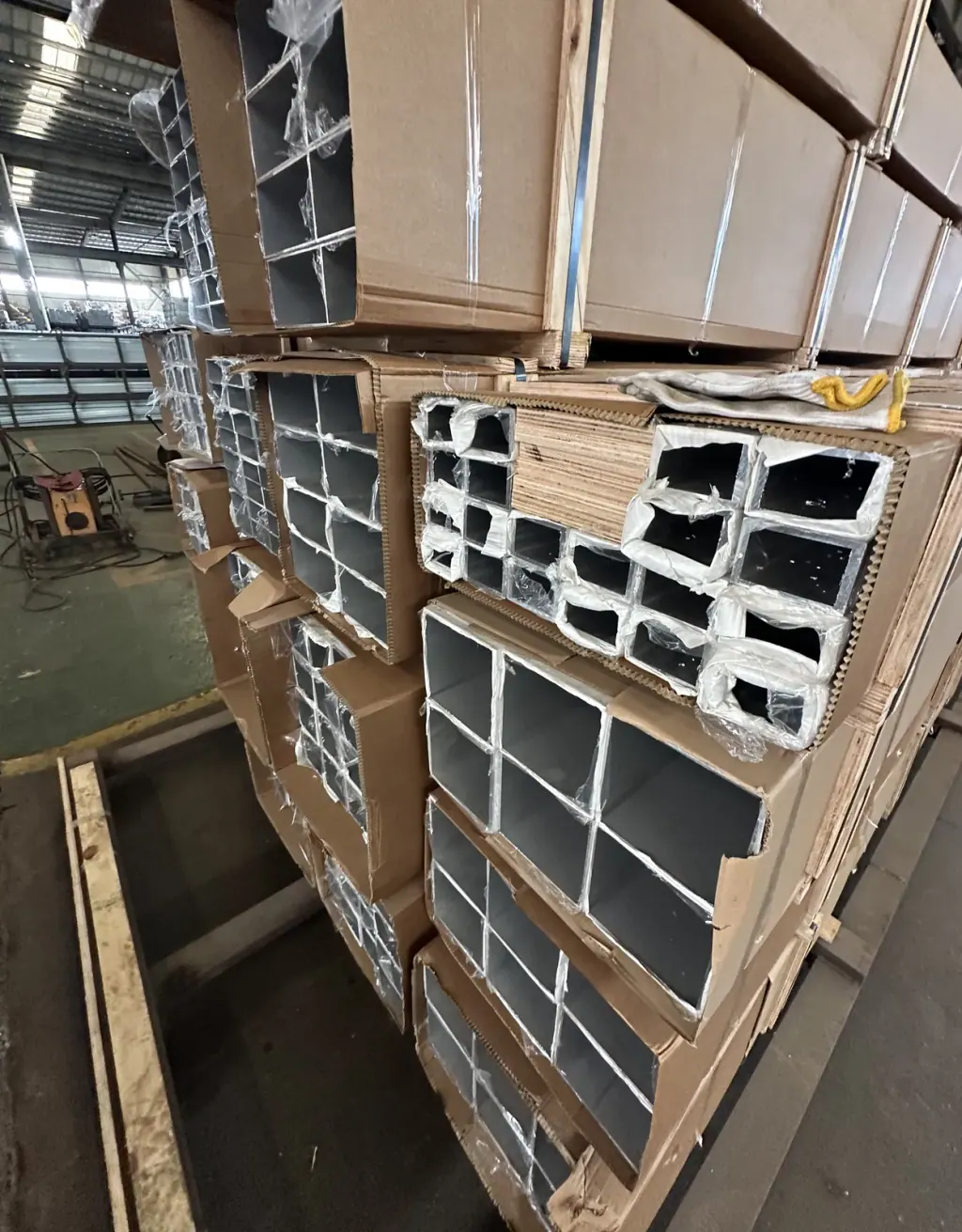Perfiles de aluminio embalados en cartón y film para exportación