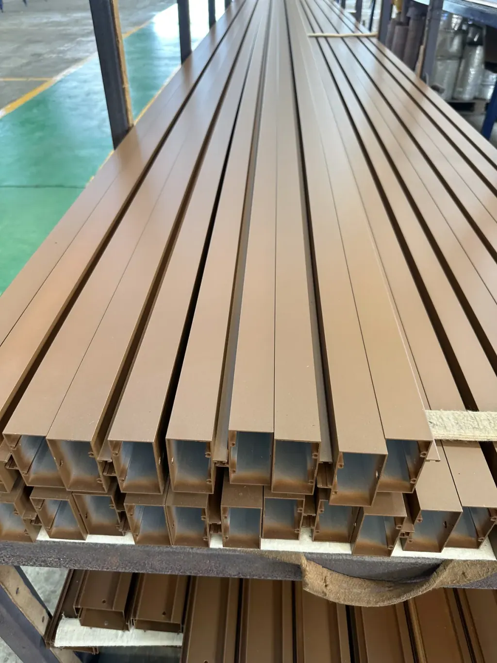 Tubos de aluminio extruidos con acabado color madera